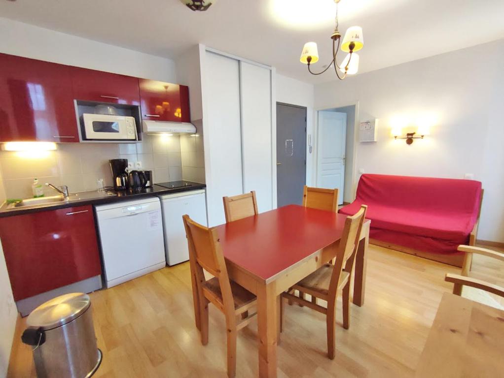 La petite ourse, T2, centre Luchon, wifi, casier à skis, ascenseur, 4 personnes - 2