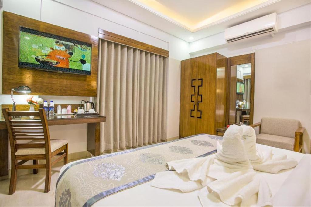 White Palace Hotel photo
