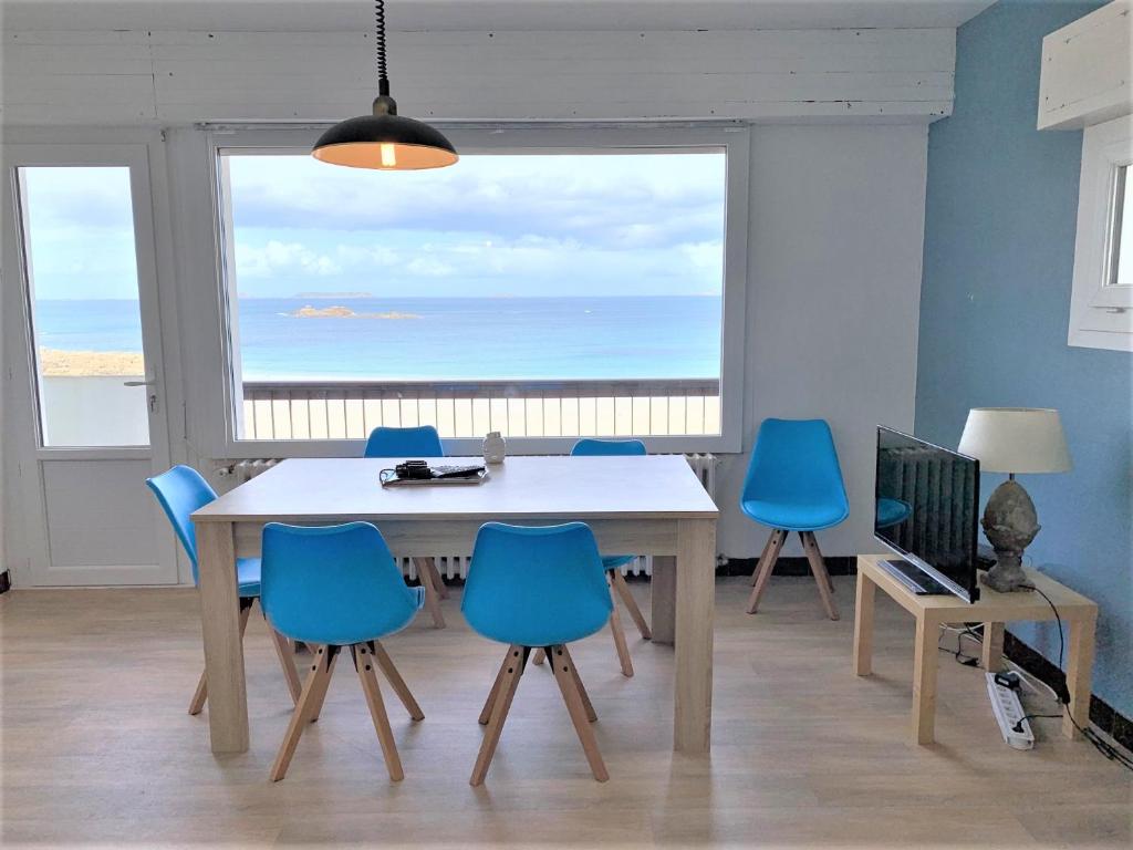 Appartement 2 chambres avec superbe vue mer sur la plage de Trestrignel à PERROS-GUIREC - Réf 834 - 1
