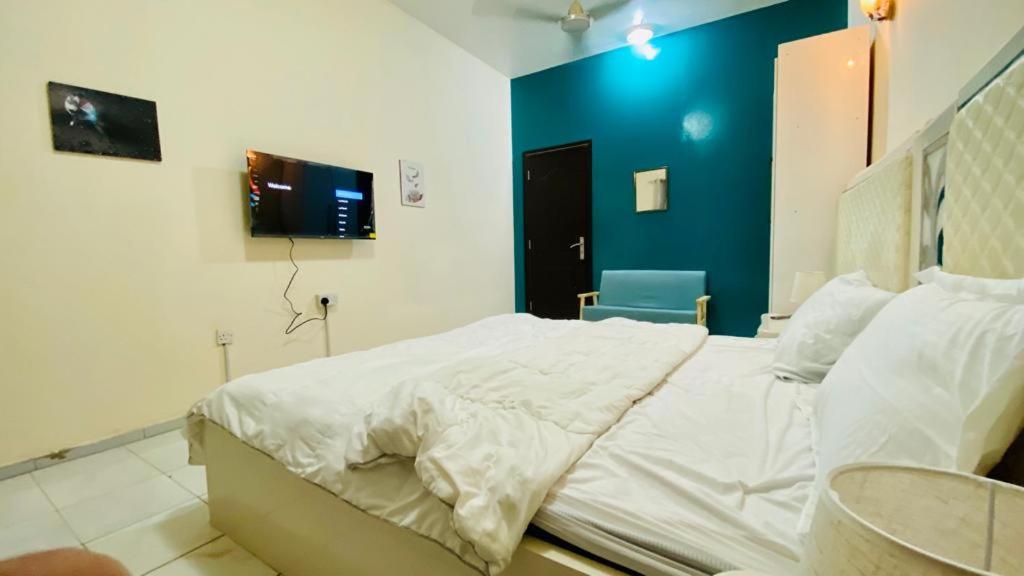 Low Priced New Residential Rooms for rent in Dubai near DAFZA Metro Station photo