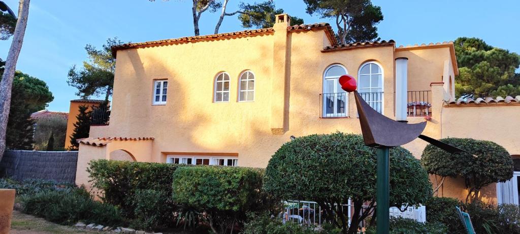 Casa con jardín a 30 metros de la playa. AT. - 1