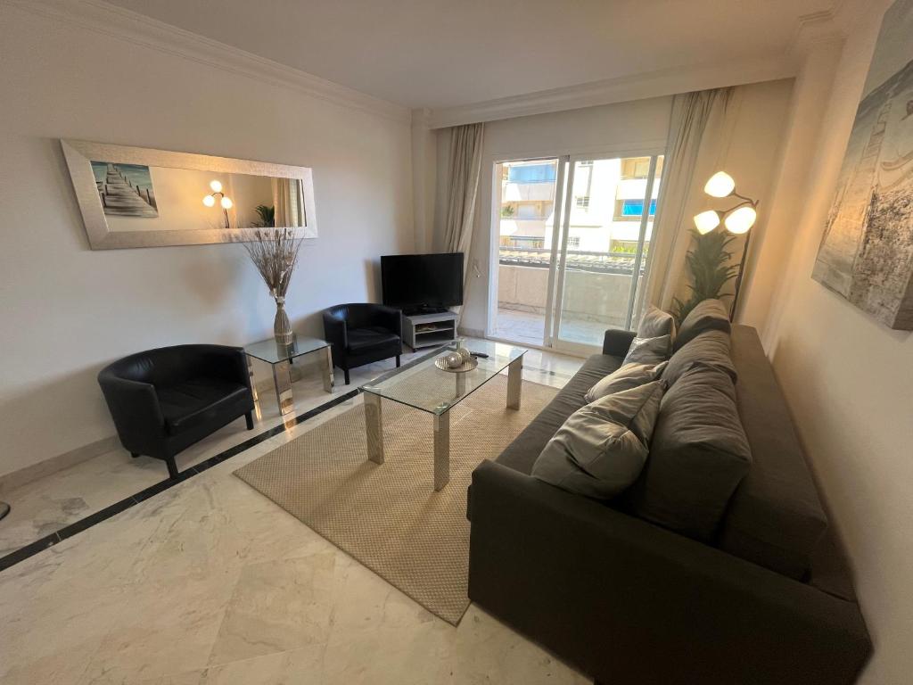 Heart of Puerto Banus newly renavated Free parking , WIFi ,Pool,Gym,Padel court - 3