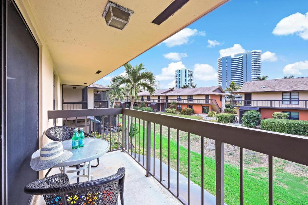 Inviting condo with pool just a steps from the beach, Marco Island