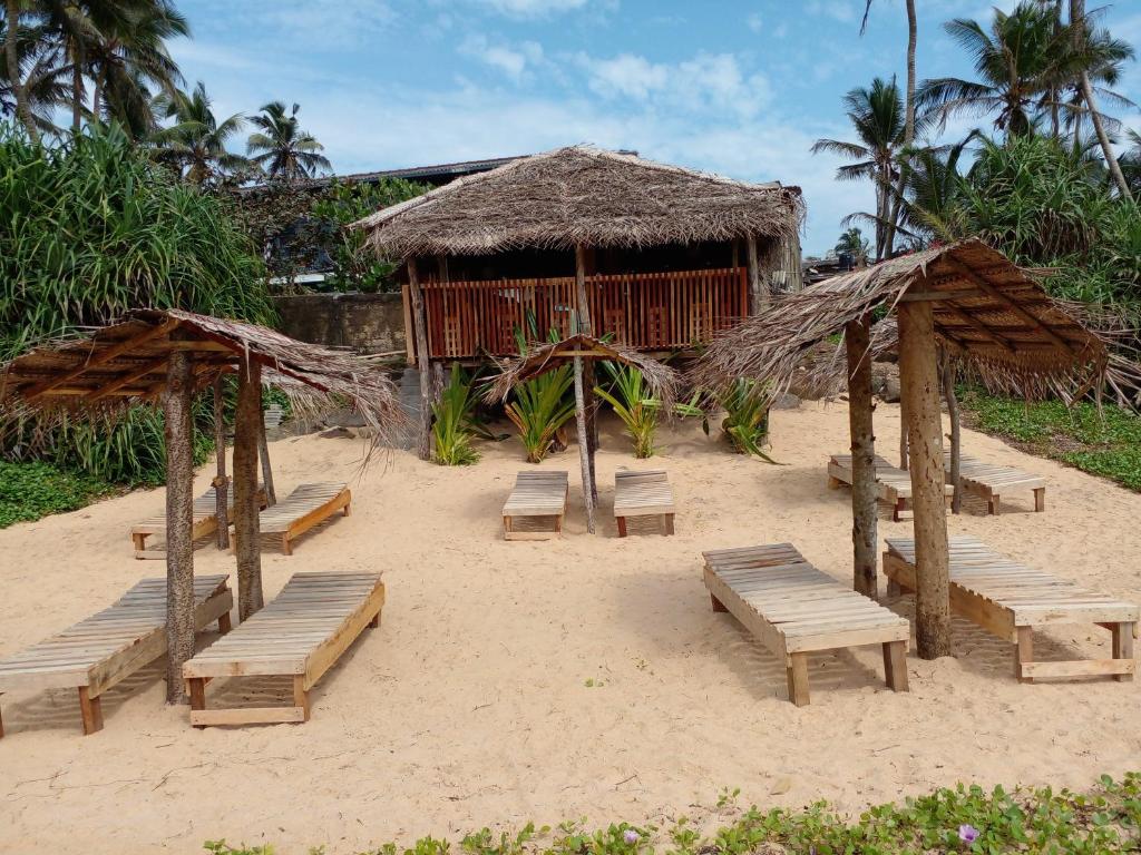 Malika's Yellow House — Hotel in Hikkaduwa
