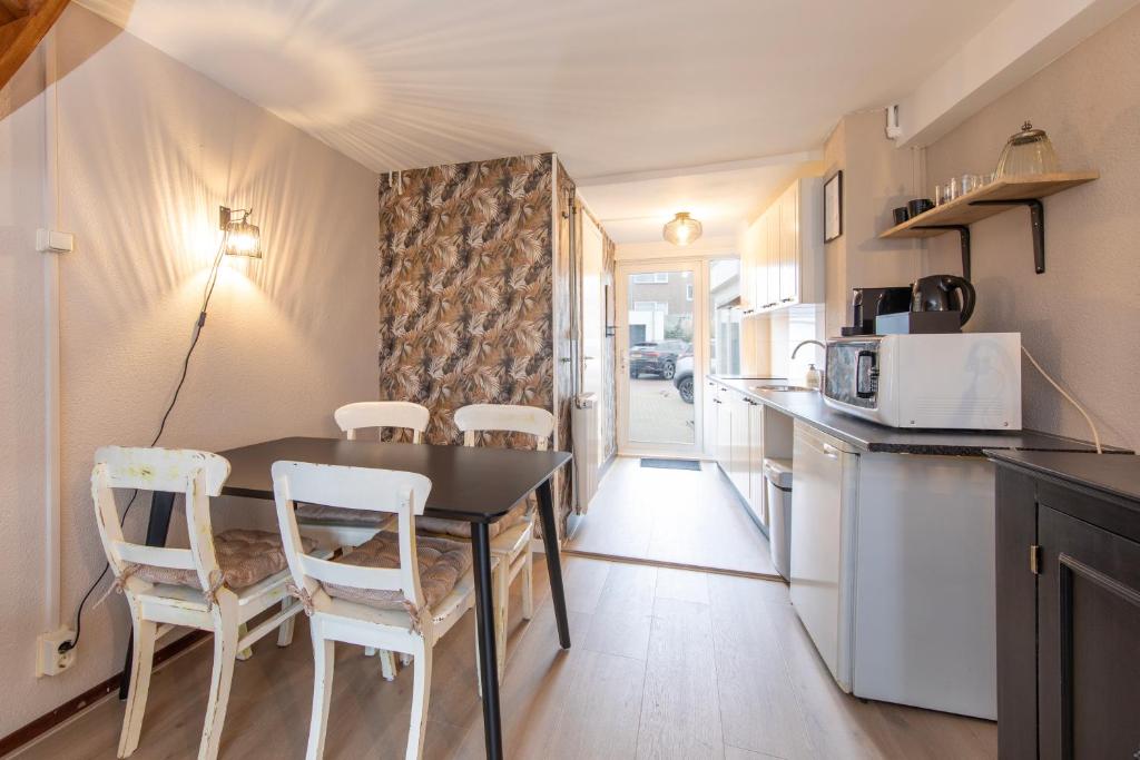 Kitchen, Blankebil Studios & Apartments in Zandvoort