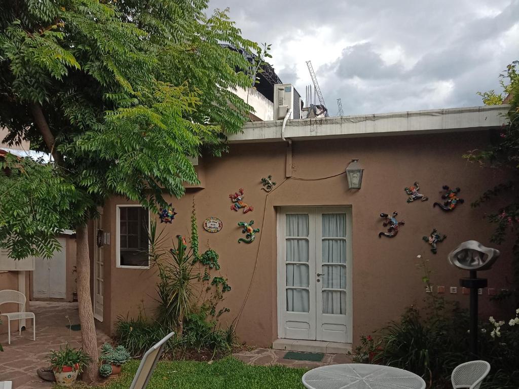 Hermoso departamento en pleno centro con patio - 2