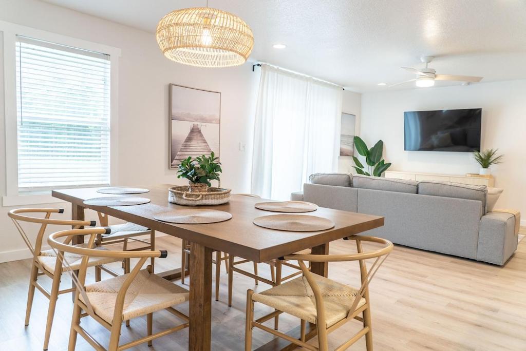 *New 4 bdrm home* minutes from JAX Intl. airport!