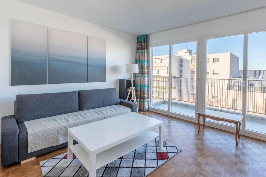 Very quiet apartment five minutes from the RER