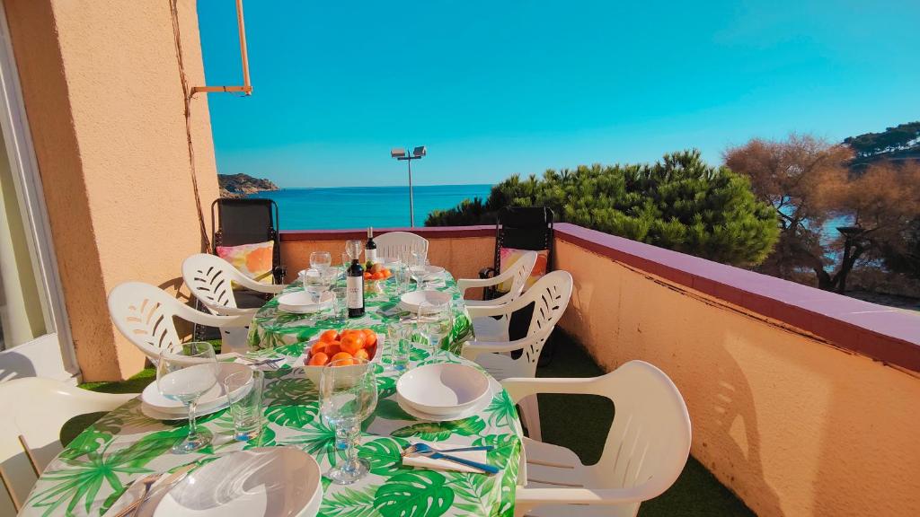 Apartamento con jardín a 11 metros de la playa. CG. - 1