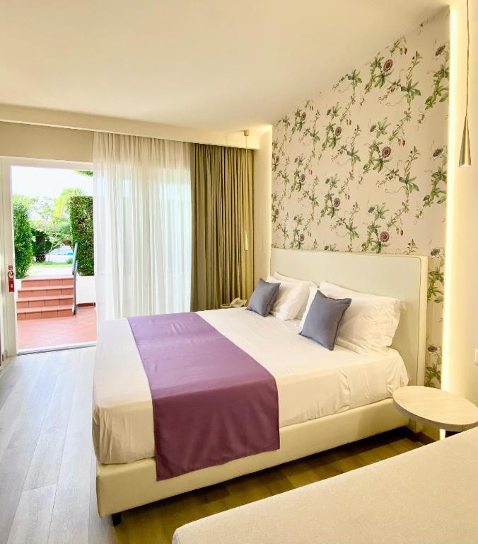 Hotel Tirreno — Hotel rooms in Parghelia, Calabria