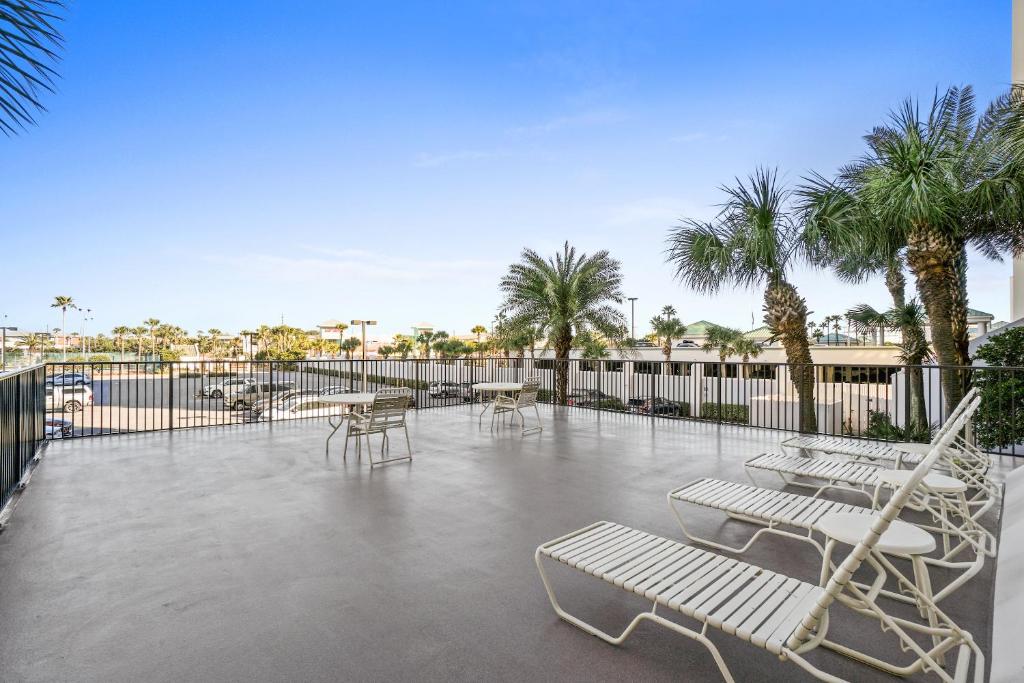 Surrounding environment, Emerald Towers by Panhandle Getaways in Destin (FL)