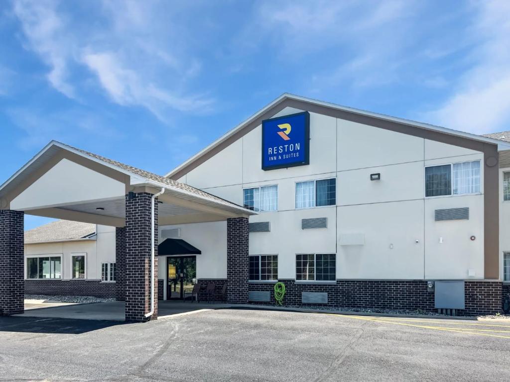 Reston Inn &amp; Suites — Hotel in Spencer (IA)