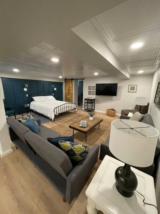 Modern & Chic XL Studio w EZ City Airport Access, Pittsburgh