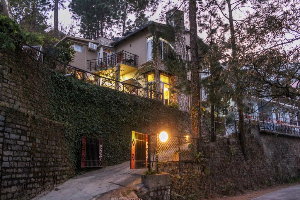 Mehar Villa 3BHK with Private Cook, Garden, Views