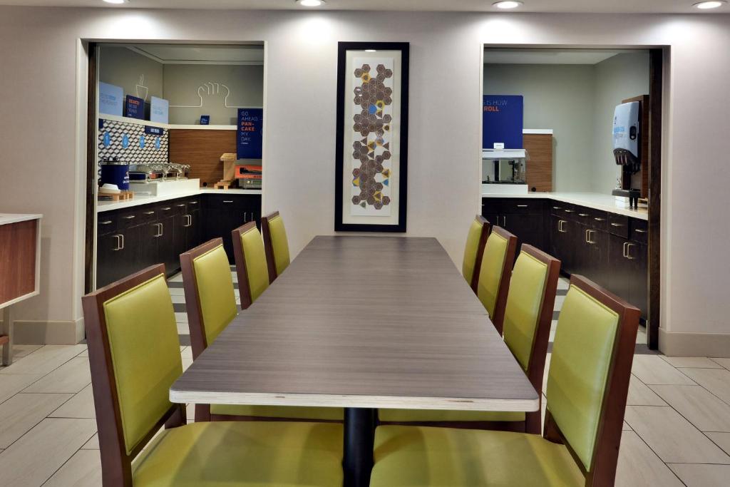 Holiday Inn Express Raleigh-Durham Airport photo