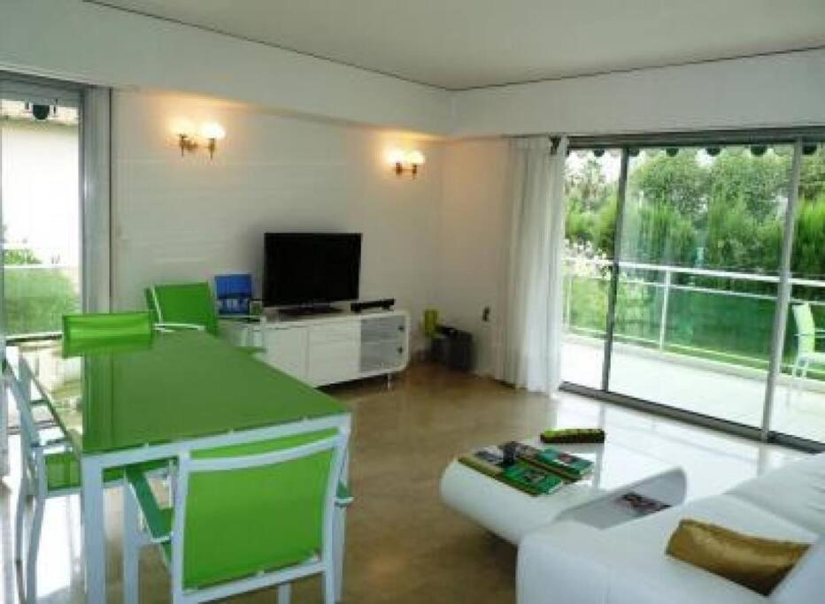 Three bedroom, two bathroom apartment in Cannes with large terrace - 880 - 1