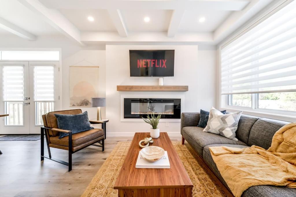 Modern Nordic Escape, 3BR Near WEM & DT, AirCon & Fireplace, Wifi, Sleeps 6!, Edmonton