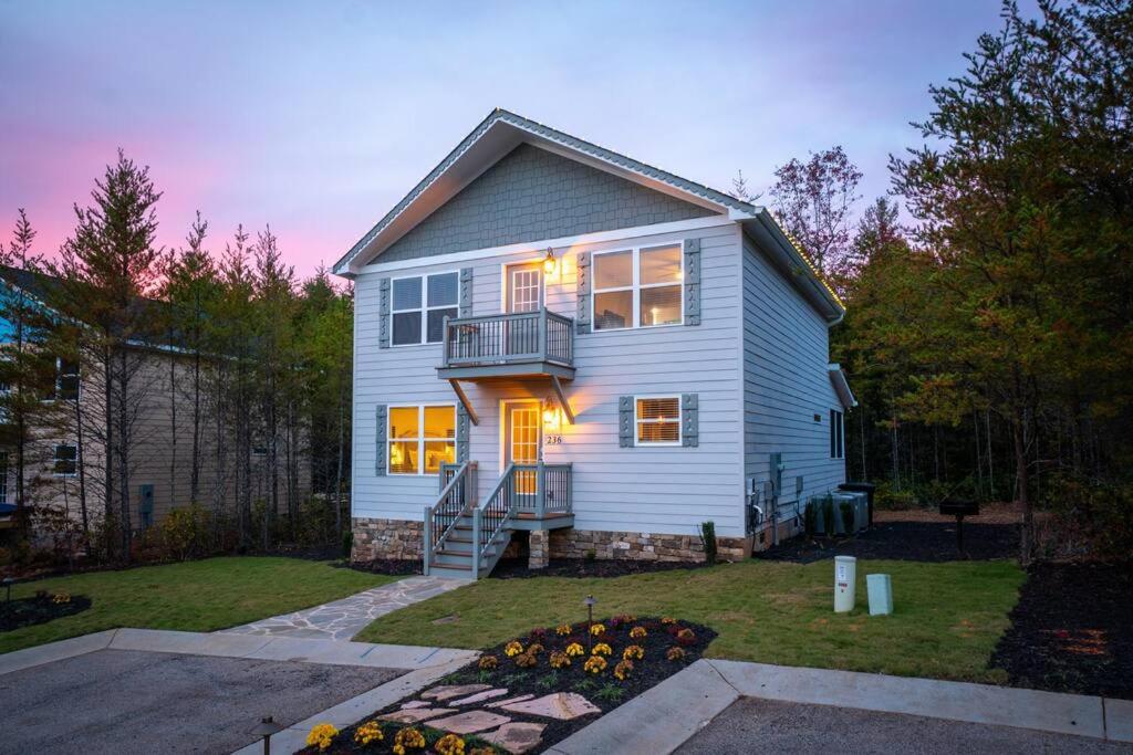 Par-Tee Haus I- Game Room & Hot Tub-Walk to Helen, Helen