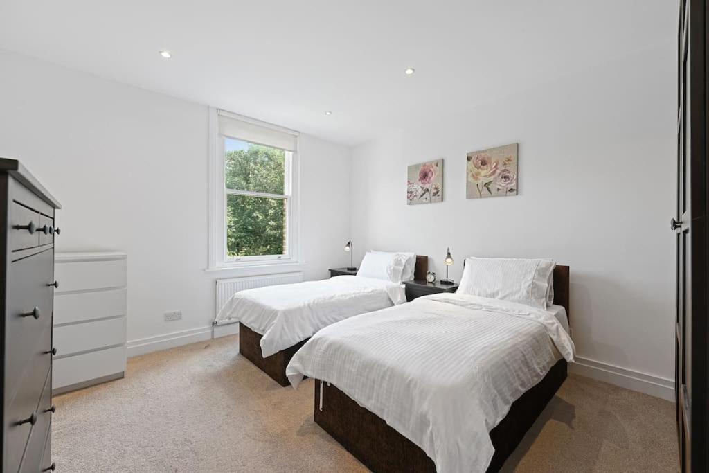 Ealing Broadway - Lovely 2-bedroom flat with offstreet parking, Ealing