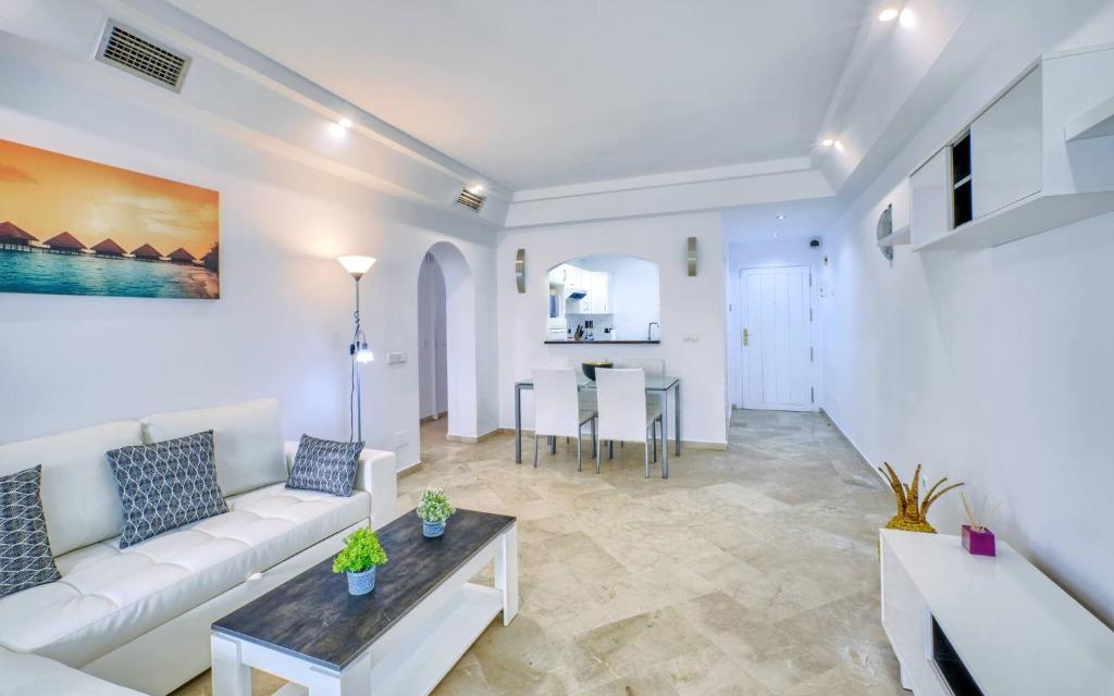 Cozy Beach Side Apartment With Pool - 2