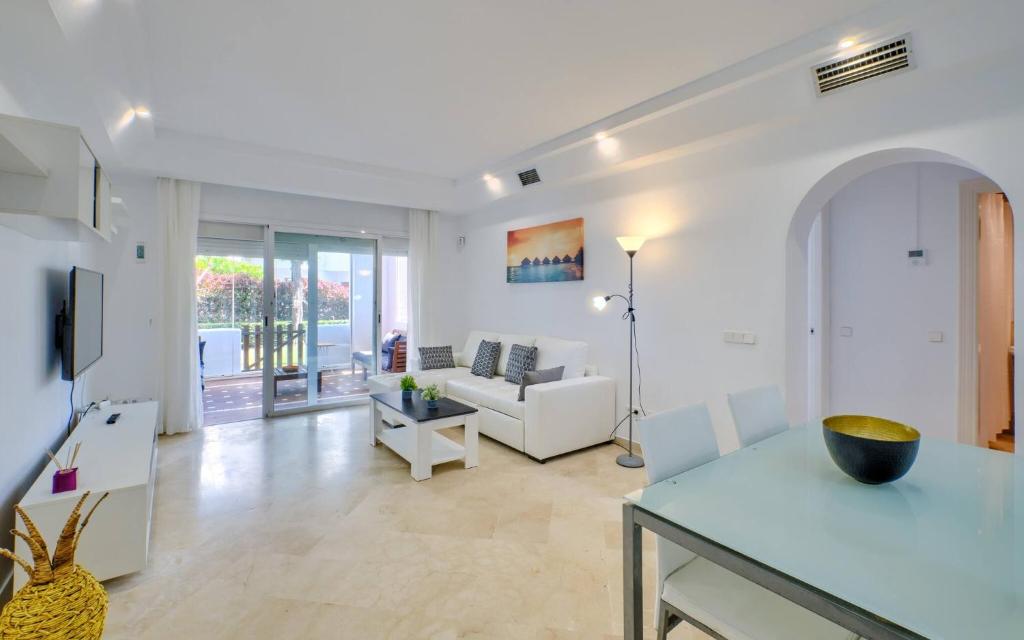 Cozy Beach Side Apartment With Pool - 4