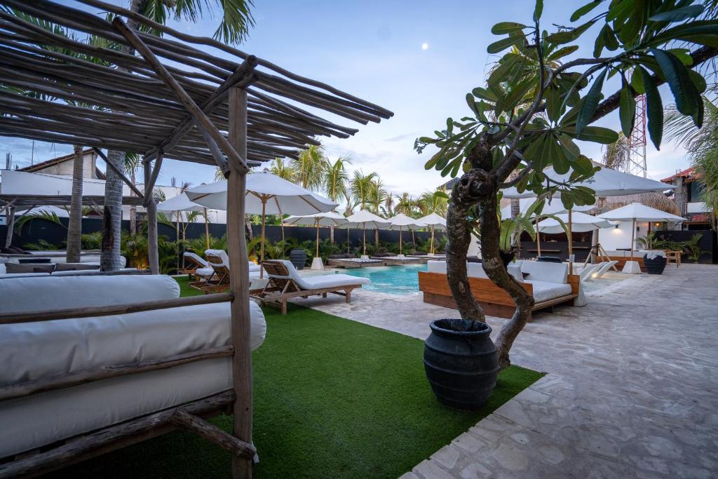 Ohana's Beachfront Resort & Beach Club photo