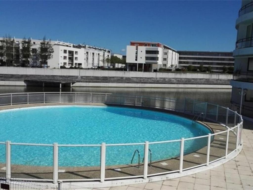 Appartement T2 avec balcon, parking et piscine, proche commodités - FR-1-258-201 - 1