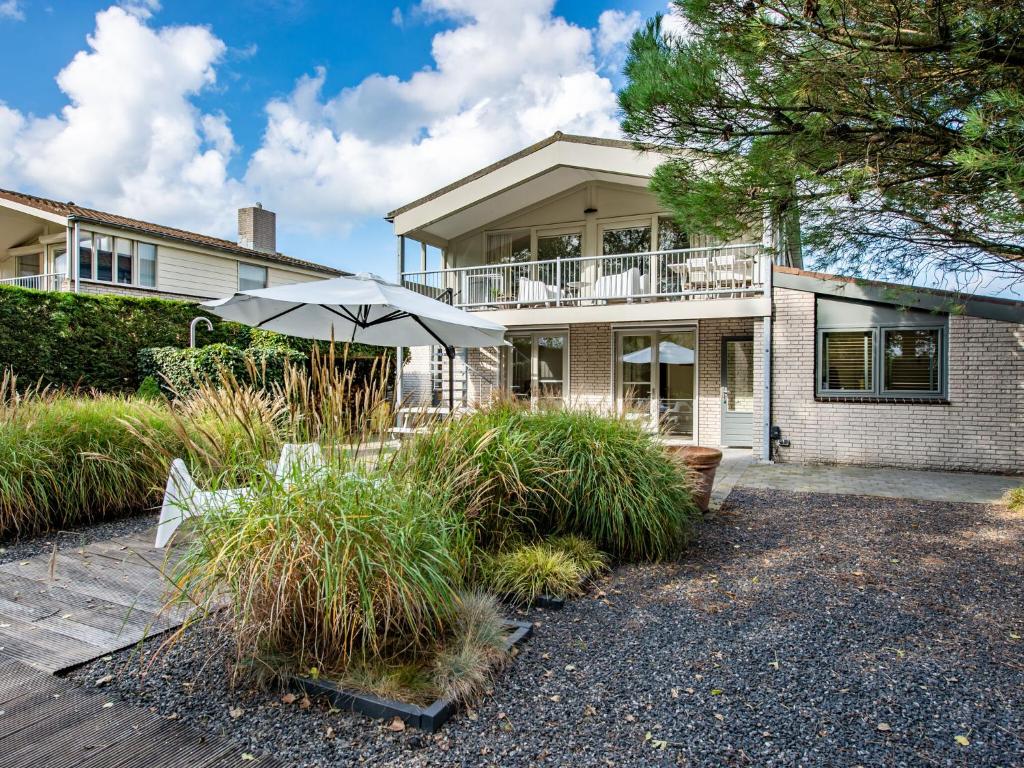 Spacious detached semi-bungalow with fully enclosed garden