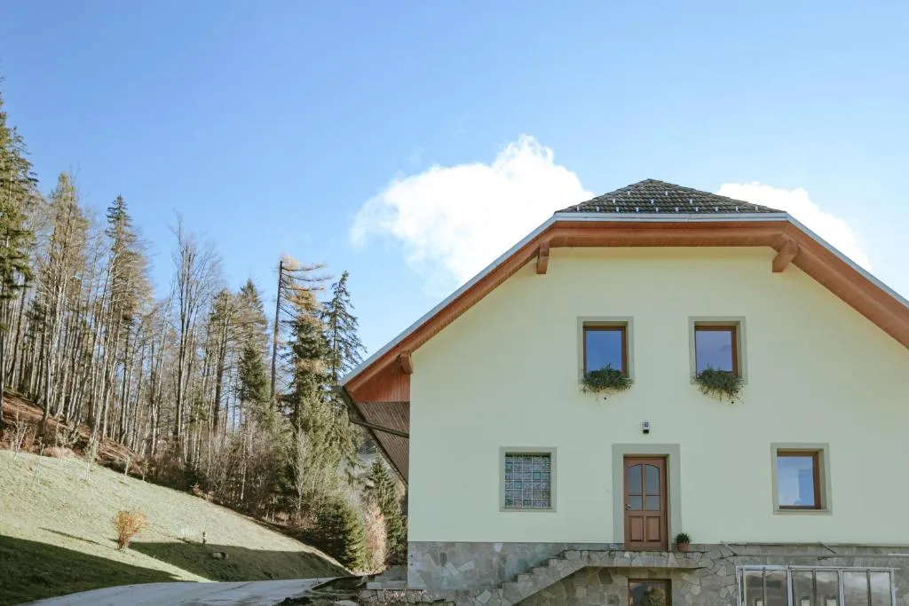 Apartments Čenda, hotel in Železniki
