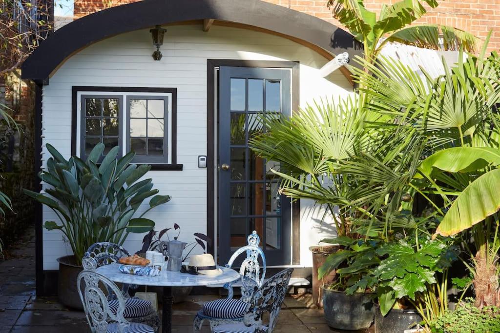 The Cabana - a romantic seaside getaway and garden, Ryde