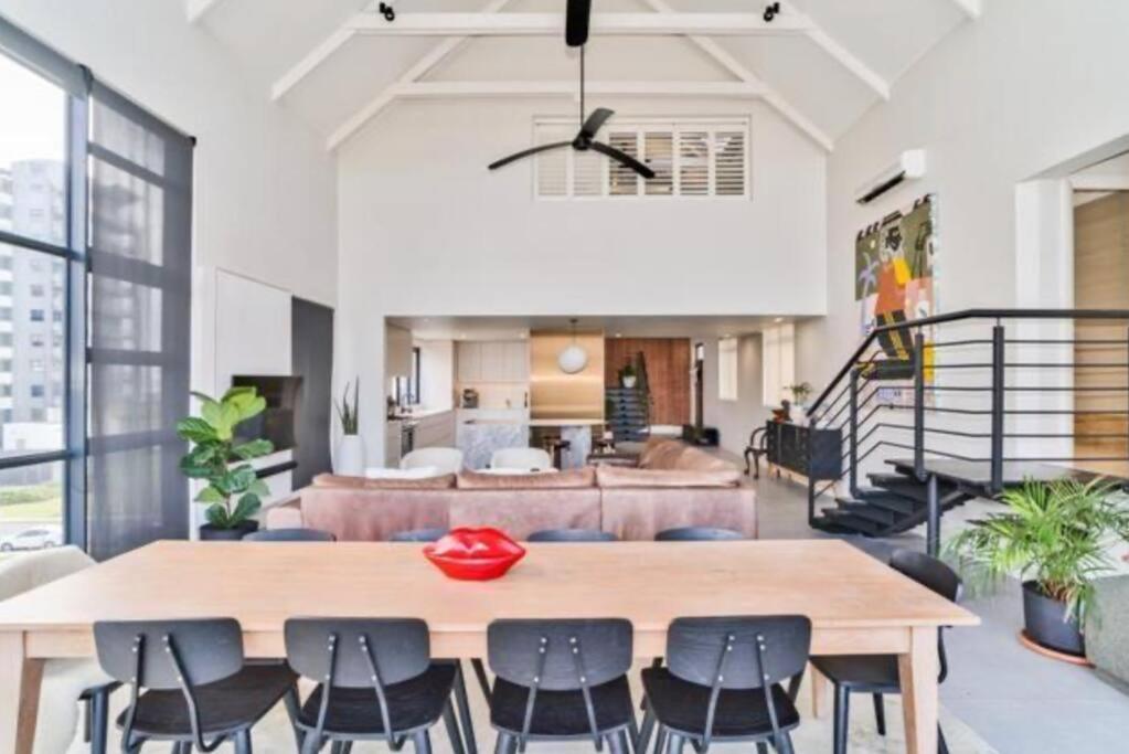 Stylish & New 4 Bedroom Point Waterfront Penthouse, Durban