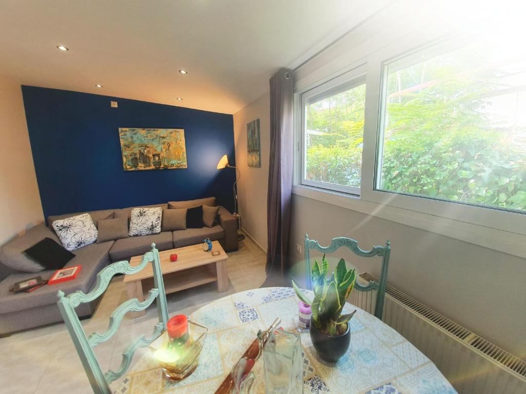 Ilias' cosy and relaxing apartment — Hotel in Athens