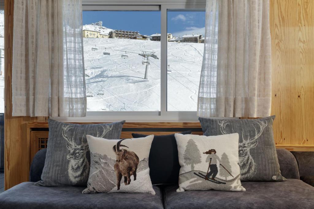 HelloCHALET - The View - Ski to door with Matterhorn view, Breuil-Cervinia