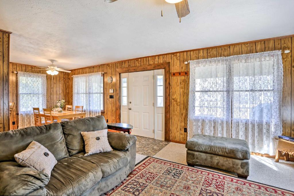 Lake Waccamaw Home with Fenced Yard and Shared Pier 전경