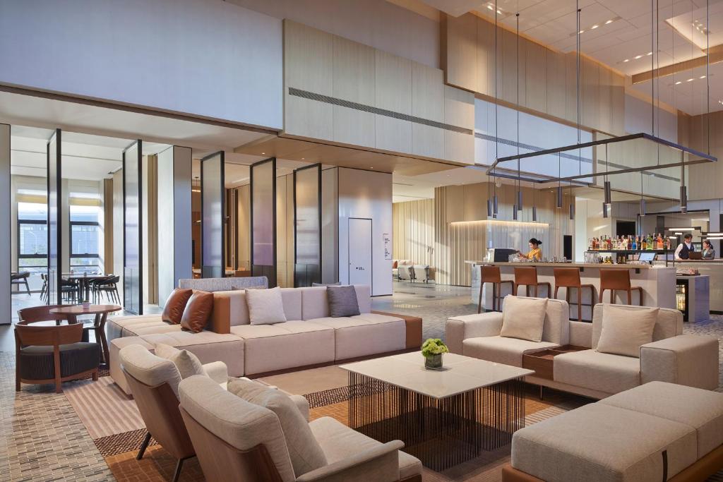 [Hyatt Place Hangzhou International Airport의 현대적인 로비 이미지]