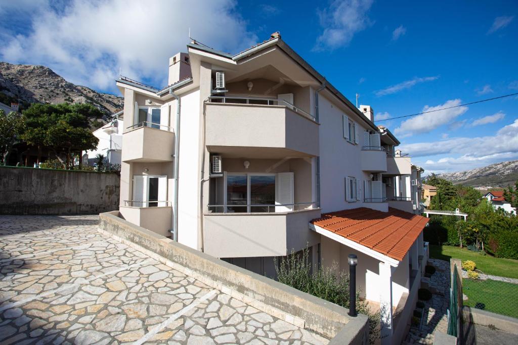 Apartments Crnekovic I Zarok — Hotel in Baska