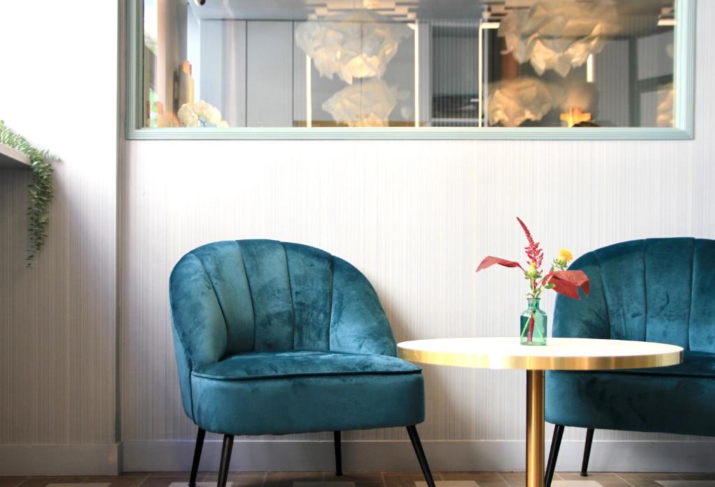 Shared lounge/TV area