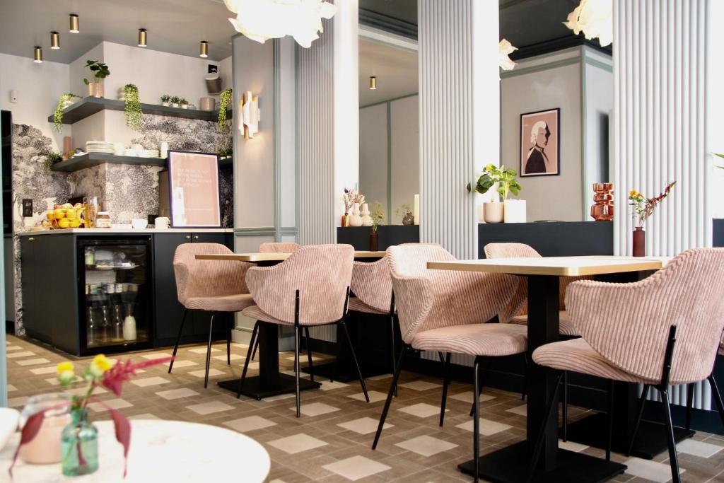 Shared lounge/TV area, Amadeus Hotel in Paris