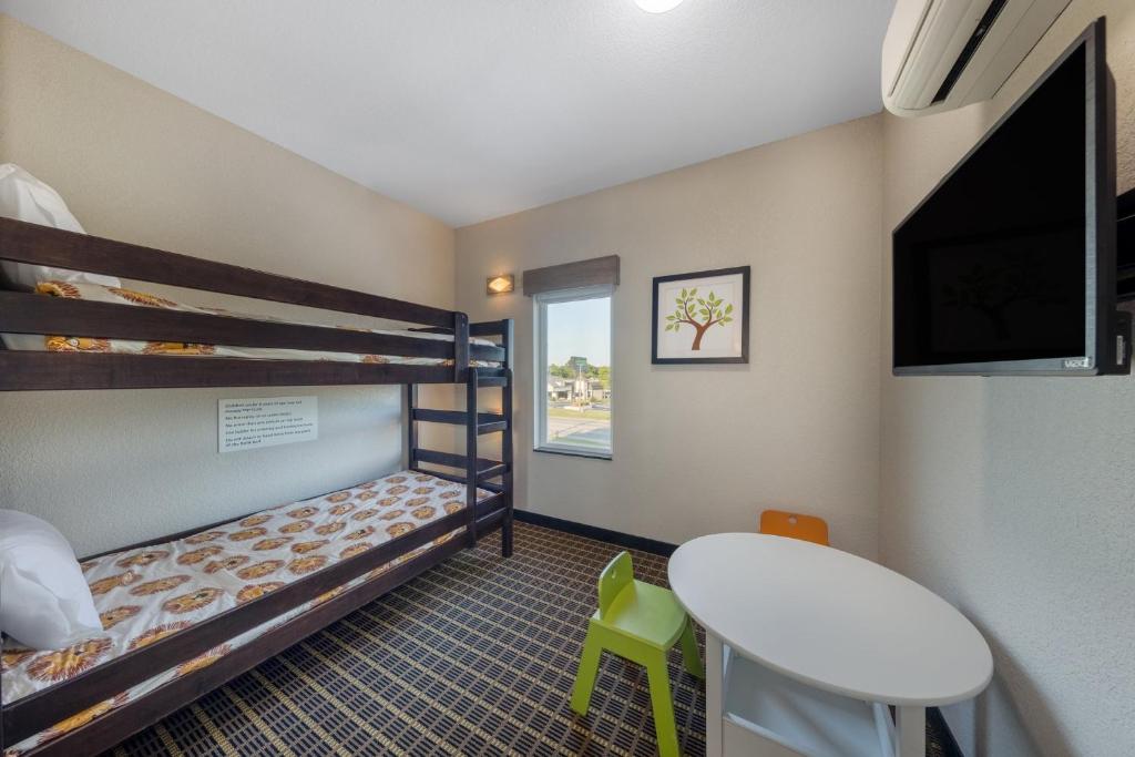 Holiday Inn Express & Suites Pittsburg photo