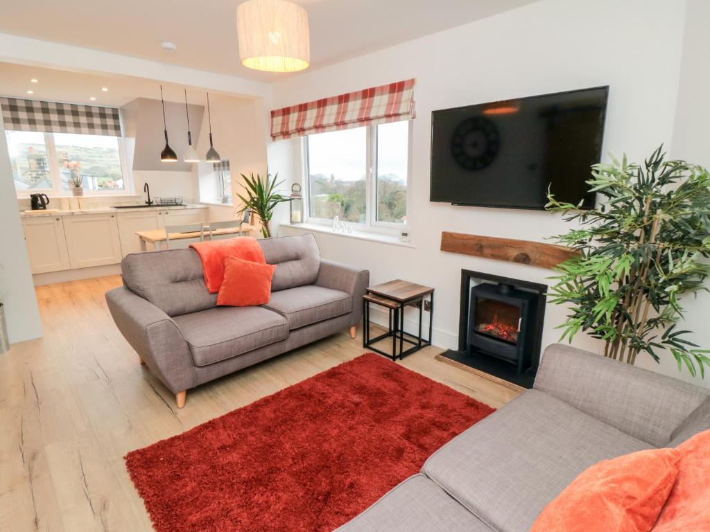 4 Maypole Green, Fylingthorpe photo 2