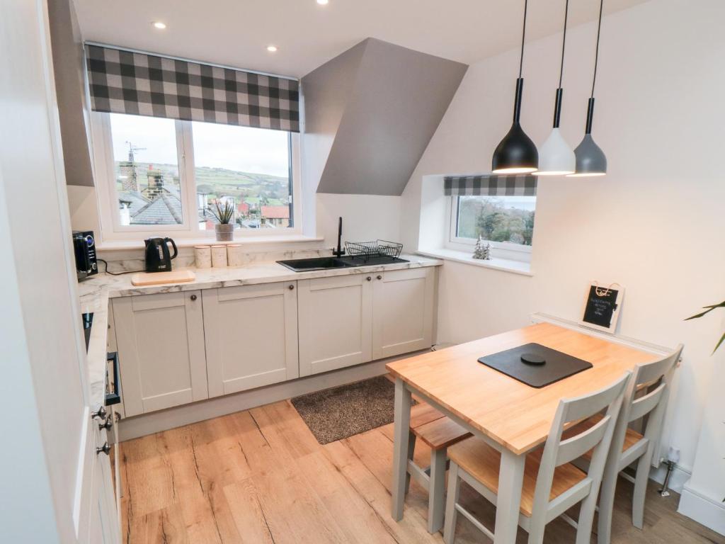 4 Maypole Green, Fylingthorpe photo 4