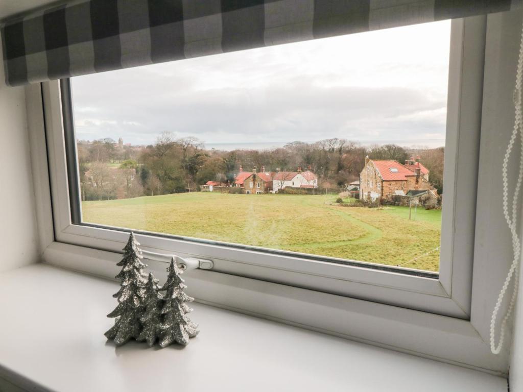 4 Maypole Green, Fylingthorpe photo 7