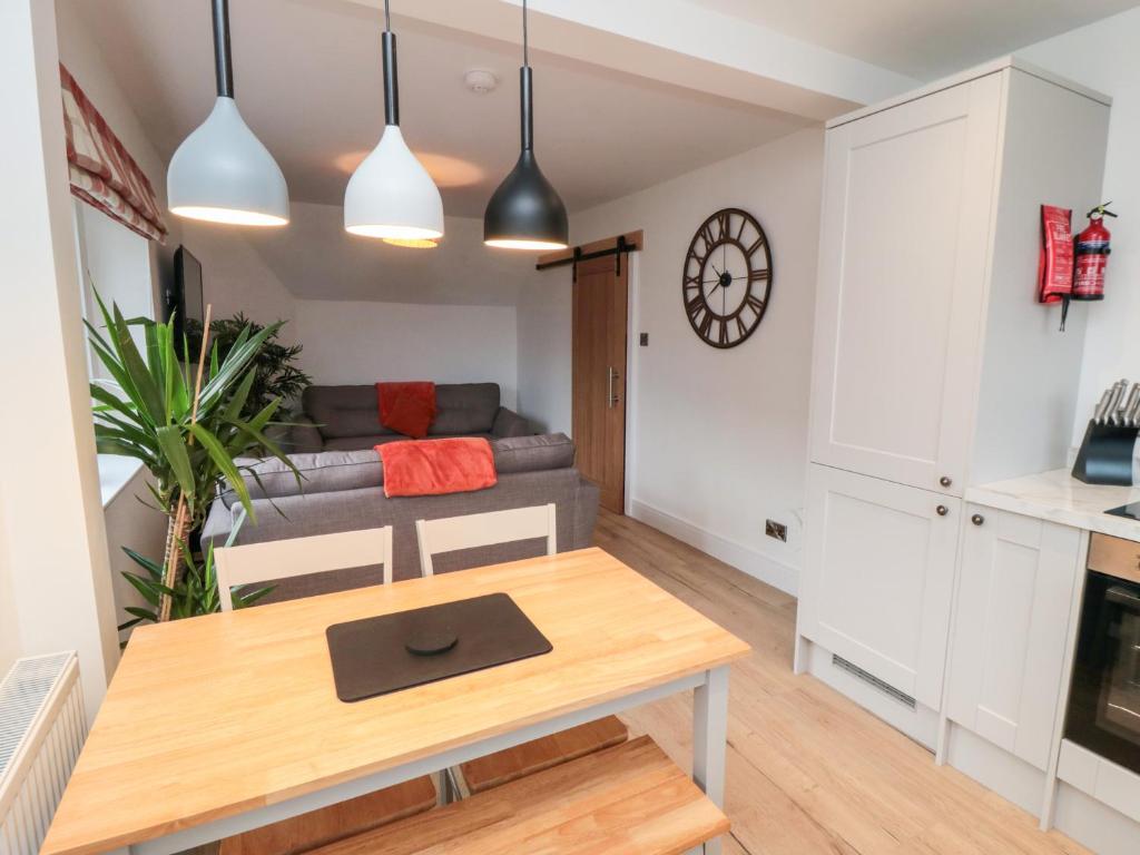 4 Maypole Green, Fylingthorpe photo 3