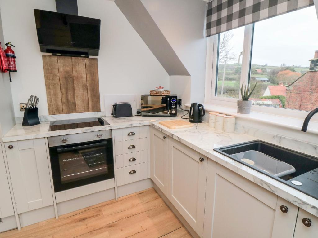 4 Maypole Green, Fylingthorpe photo 5