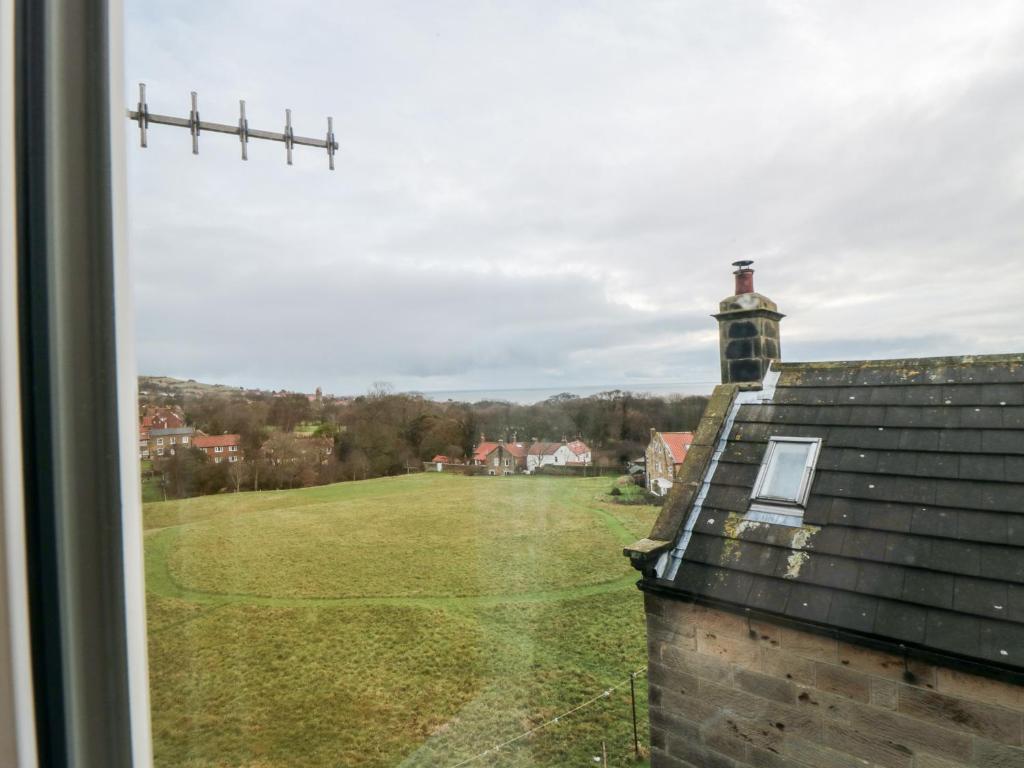 4 Maypole Green, Fylingthorpe photo 6