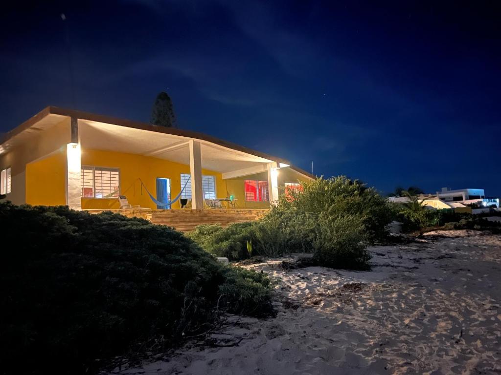 La Casa Amarilla Frente al Mar