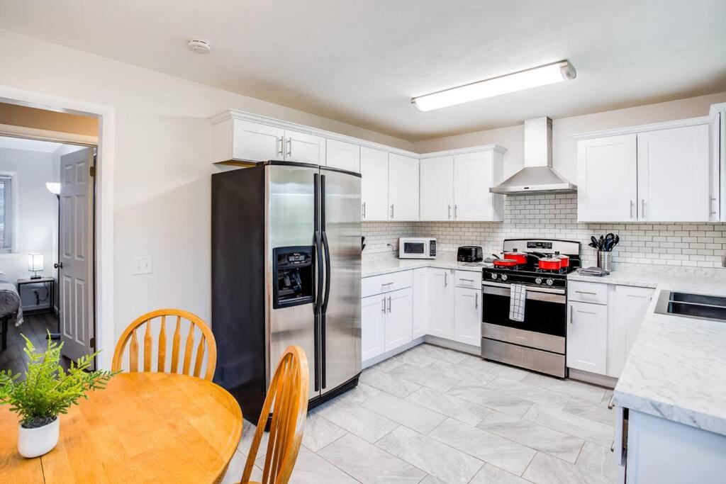 Modern & Quiet Suburban Ranch Mins to Dtwn/Stores, East Rochester