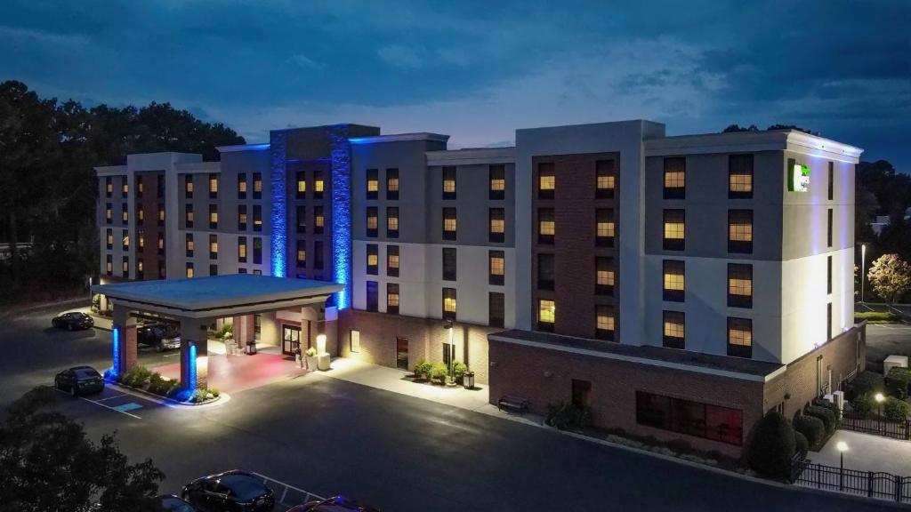 Holiday Inn Express & Suites Newport News By IHG 전경