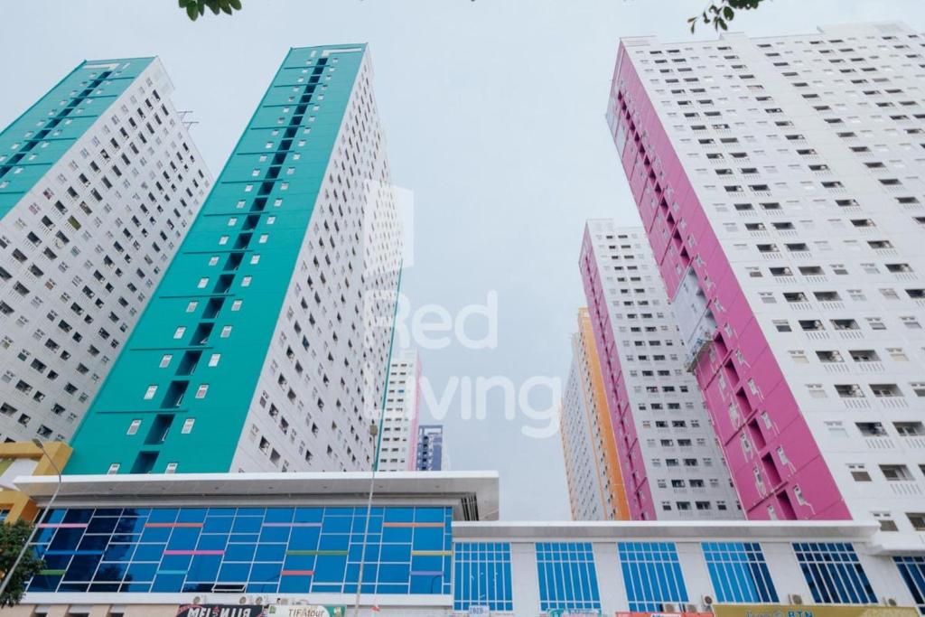 RedLiving Apartemen Green Pramuka - Family Group Tower Orchid