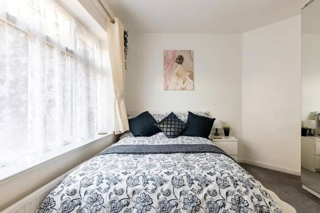 MOYDOM Cosy Apt sleeps 4 with self breakfast & carpark, Redbridge